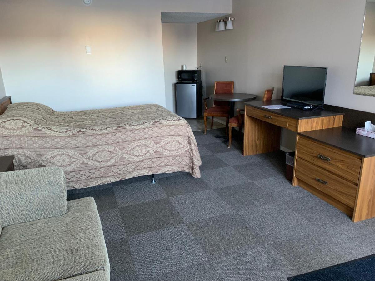 Airways Motel Cold Lake Екстер'єр фото